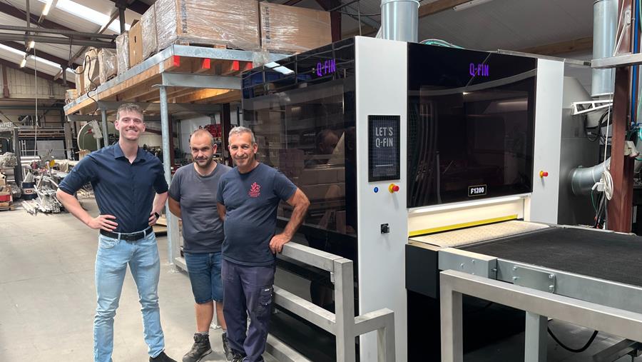 Un spécialiste de Ninove spécialisé dans la fabrication sur mesure en inox automatise ses processus de finition