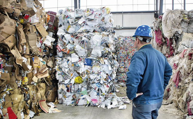 Markt gerecycleerd papier onder hoogspanning 