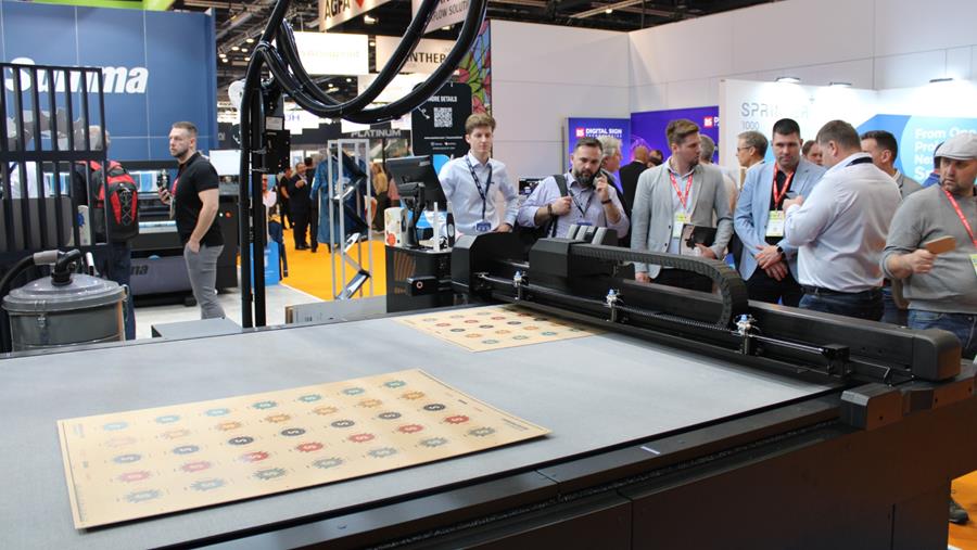 Summa lanceert vlakbed snijtafel F1625 op Fespa