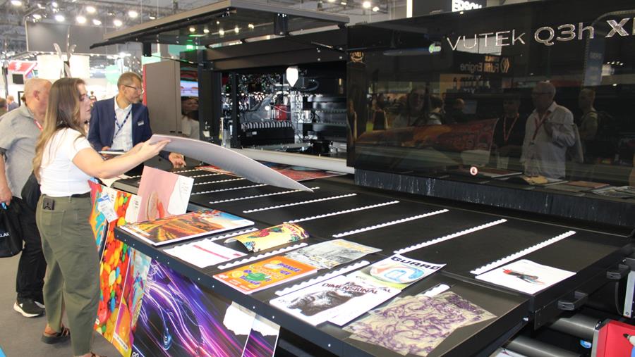 EFI présente de nouvelles solutions d'affichage, d'emballage et de textile à Barcelone